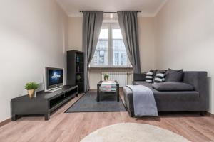 Televízia a/alebo spoločenská miestnosť v ubytovaní Apartments Madelaine Warsaw by Noclegi Renters