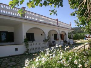 a white house with flowers in front of it at B&B La Formichina in Peschici