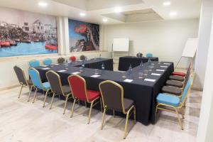 a conference room with a long table and chairs at Star inn Peniche in Peniche