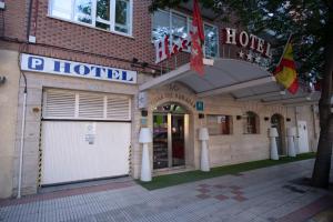 un bâtiment d'hôtel avec un panneau indiquant l'hôtel dans l'établissement Hotel Villa de Barajas, à Madrid