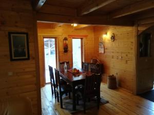 a dining room with a table and chairs in a cabin at Vikendice Biocinovici in Kolašin