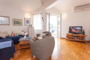 uma sala de estar com uma cama e uma televisão em Apartment Beach em Makarska