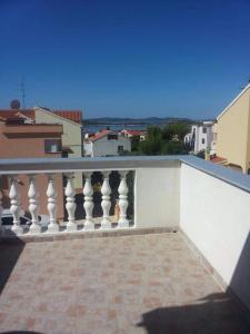 Ein Balkon oder eine Terrasse in der Unterkunft Apartmani Lovrinović