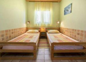 Ein Bett oder Betten in einem Zimmer der Unterkunft Apartmani Lovrinović