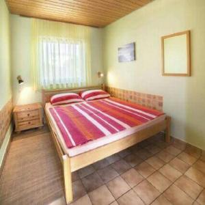 ein Schlafzimmer mit einem Bett mit zwei Kissen darauf in der Unterkunft Apartmani Lovrinović in Vodice