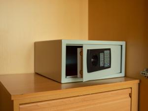a microwave oven sitting on top of a wooden table at Hotel Villa de Barajas in Madrid
