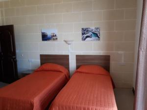Tempat tidur dalam kamar di Sunset Seaview Accommodation