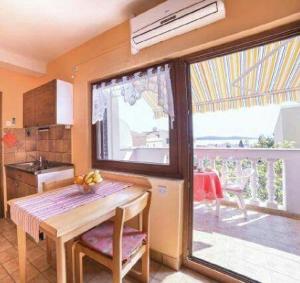 Ein Balkon oder eine Terrasse in der Unterkunft Apartmani Lovrinović