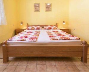 Ein Bett oder Betten in einem Zimmer der Unterkunft Apartmani Lovrinović