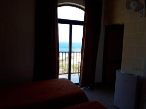 Tempat tidur dalam kamar di Sunset Seaview Accommodation