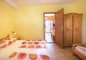 Ein Bett oder Betten in einem Zimmer der Unterkunft Apartmani Lovrinović