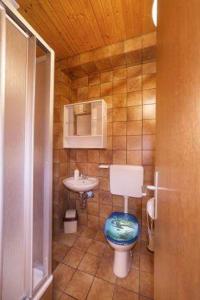 ein kleines Bad mit WC und Waschbecken in der Unterkunft Apartmani Lovrinović in Vodice