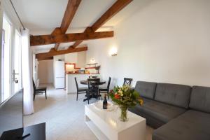un salon avec un canapé et une table dans l'établissement Mas et Gite de la Picholine, à LʼIsle-sur-la-Sorgue