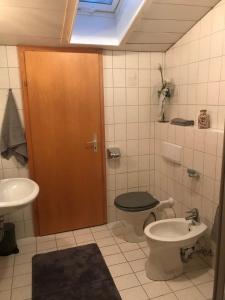 łazienka z toaletą i umywalką w obiekcie Ferienwohnung Hubertus w mieście Bischofsmais