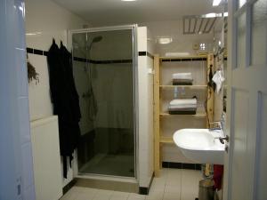 Et badeværelse på Dar Cho Apartment
