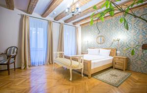Un pat sau paturi într-o cameră la Safrano Palace
