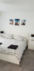 Postel nebo postele na pokoji v ubytování casa sea front costa teguise