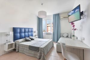 Giường trong phòng chung tại Hotel Nuovo Tirreno