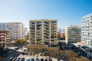 una vista aerea di una città con edifici alti di 2 Room Condo - 5 mins from Costa da Caparica Beach & Bars a Costa da Caparica