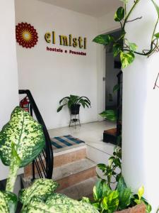 Un vestíbulo con plantas y un cartel que dice "g i miss" en El Misti Suites Copacabana, en Río de Janeiro