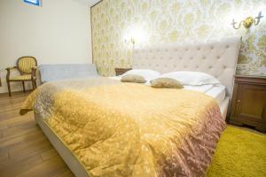 Un pat sau paturi într-o cameră la Safrano Palace