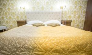 Un pat sau paturi într-o cameră la Safrano Palace