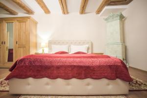 Un pat sau paturi într-o cameră la Safrano Palace