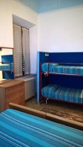 Camera con 2 letti a castello e uno specchio di appartamento vicino al mare per 4 persone a Viareggio a Viareggio