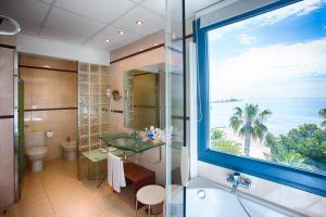 a bathroom with a tub and a view of the ocean at Miami Mar - Boutique Hotel & Restaurante in Sant Carles de la Ràpita