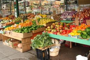 una sección de productos de un mercado con frutas y hortalizas en Studio B on Atlantic Ave en Brooklyn