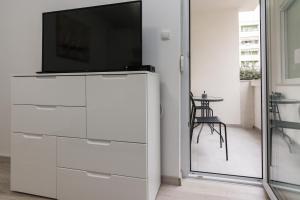Televízia a/alebo spoločenská miestnosť v ubytovaní Marea Apartments