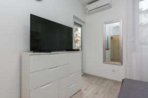 Televízia a/alebo spoločenská miestnosť v ubytovaní Marea Apartments