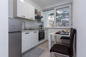 Kuchyňa alebo kuchynka v ubytovaní Marea Apartments + 22 fotografií