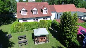 an overhead view of a house with a roof at Pension Zum Lindeneck in Lübz