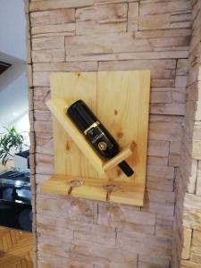 una caja de madera con un abridor de botellas en una pared de piedra en Two Kings apartment en Novi Sad