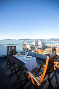 einen Tisch und Stühle auf einem Balkon mit Aussicht in der Unterkunft Silken Axis Vigo in Vigo