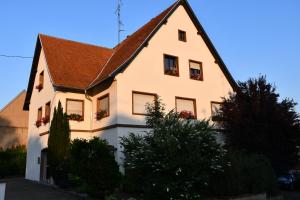uma casa branca com um telhado castanho em L'appart' em Schwenheim