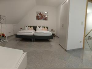 سرير أو أسرّة في غرفة في Ferienhaus Ringelwiese