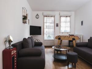een woonkamer met een bank en een tafel bij Family Travel Paris 2 in Bussy-Saint-Georges