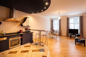 een keuken en een woonkamer met een tafel en stoelen bij Old Riga Aldaru street Apartment 2 in Rīga