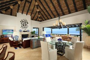 una sala da pranzo e un soggiorno con vista sull'oceano di Esperanza, Auberge Collection a Cabo San Lucas