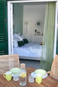 um quarto com uma cama e uma mesa com 2 cadeiras em Villa Marinesa em Hvar