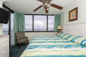 Schlafzimmer mit einem Bett und einem Deckenventilator in der Unterkunft Sands Beach Club by Capital Vacations in Myrtle Beach