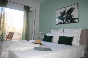 En eller flere senge i et værelse på Villa Marinesa