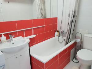 łazienka z wanną, umywalką i toaletą w obiekcie Cozy one bedroom apartment in Old Town w Wilnie