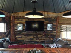 TV a/nebo společenská místnost v ubytování The Highlander - Rustic Mountain Yurt
