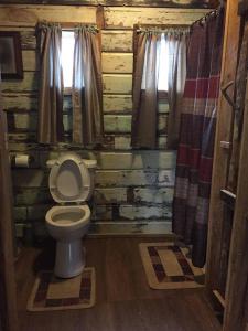 een badkamer met een toilet in een blokhut bij The Highlander - Rustic Mountain Yurt in Genoa