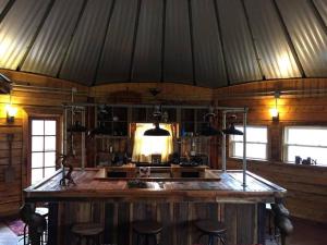 uma grande cozinha com uma grande ilha numa cabana em The Highlander - Rustic Mountain Yurt em Genoa