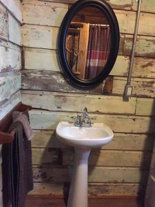 Koupelna v ubytování The Highlander - Rustic Mountain Yurt