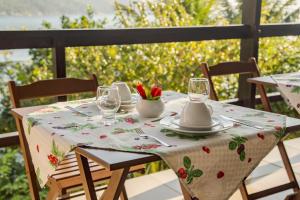 uma mesa com uma toalha de mesa sobre uma mesa com cadeiras em Pousada Toca do Mar em Praia de Palmas